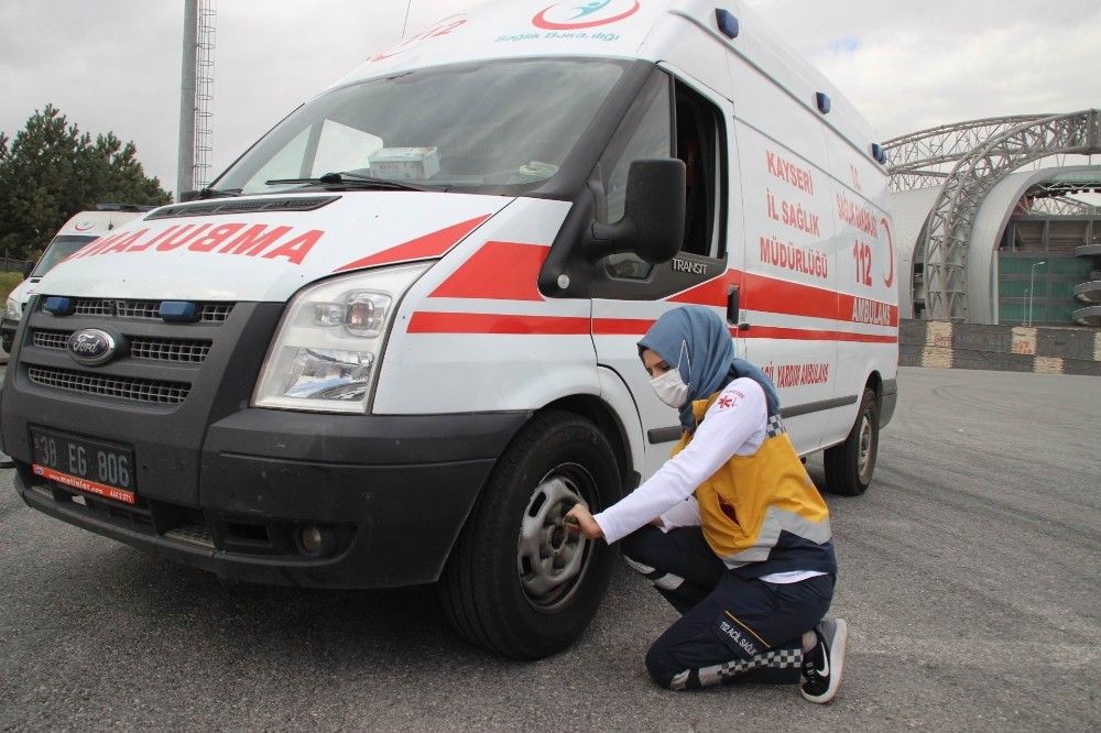 Kadın ambulans şoför adaylarına zorlu eğitim