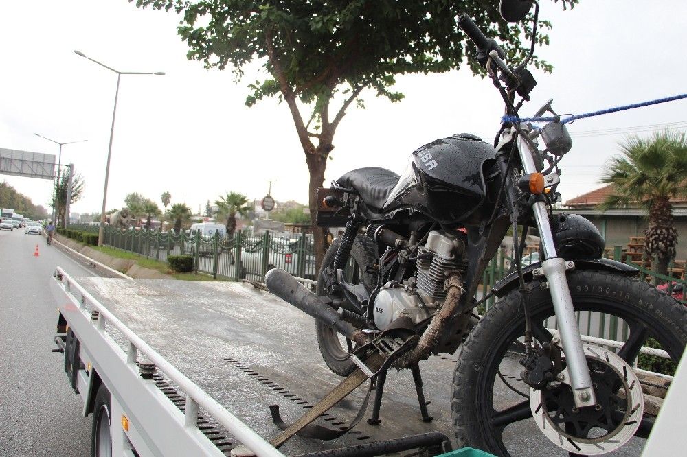 Kaldırıma çarpıp tahliye kanalına düşen motosiklet sürücüsü öldü