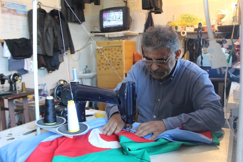 Karabağ göçmeni yarım asırlık terziden dev bayraklı destek
