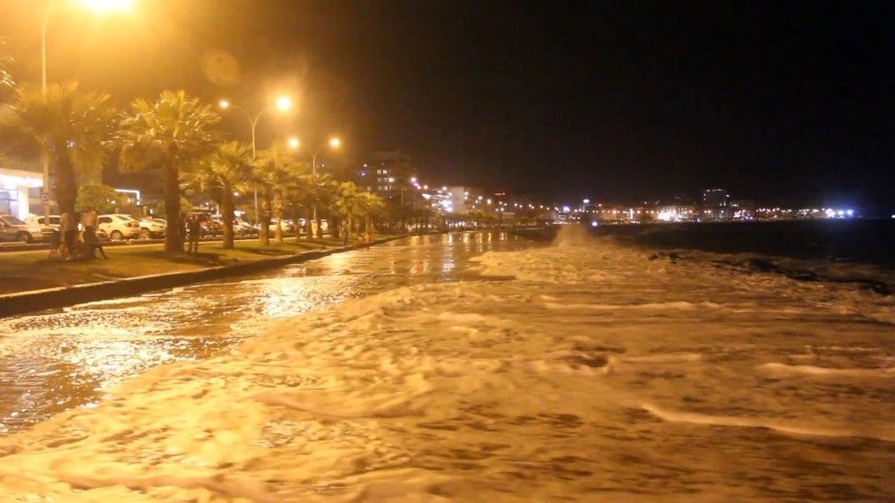 Karadeniz'de dev dalgalar oluştu, deniz yola taştı