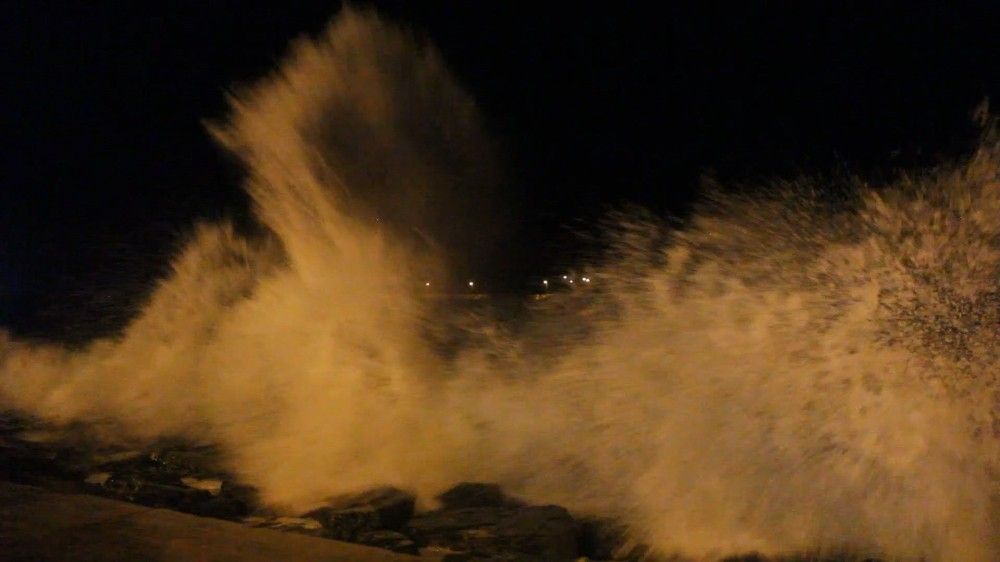 Karadeniz'de dev dalgalar oluştu, deniz yola taştı