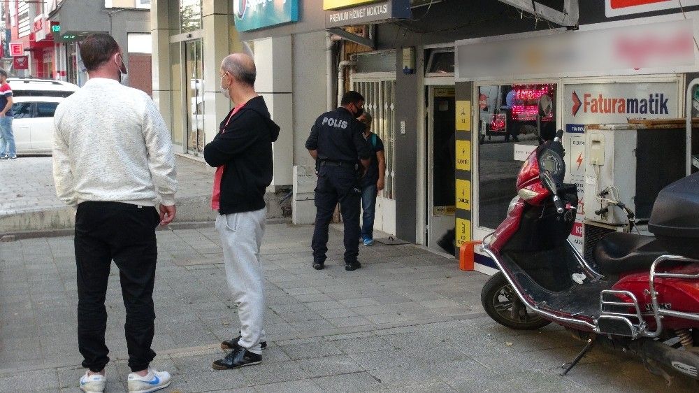 Karı-kocayı yarım saat arayla kimliği belirsiz kişiler bıçakladı