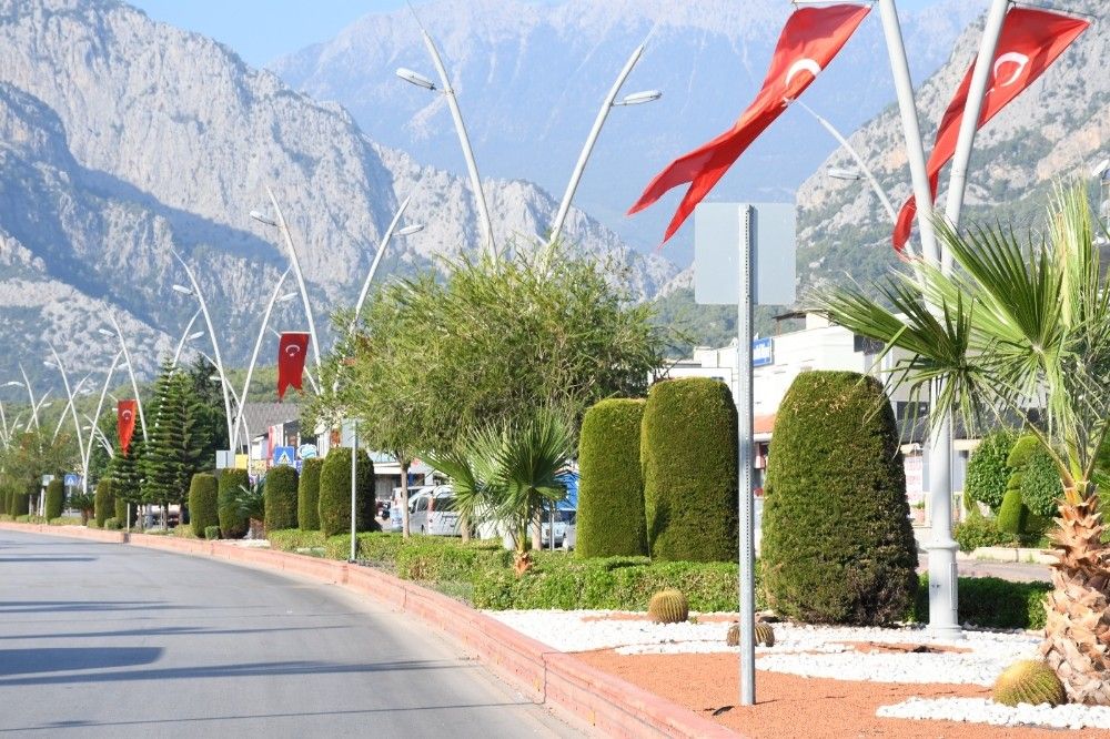 Kemer Türk bayraklarıyla süslendi