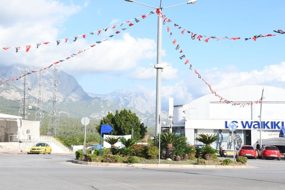 Kemer Türk bayraklarıyla süslendi
