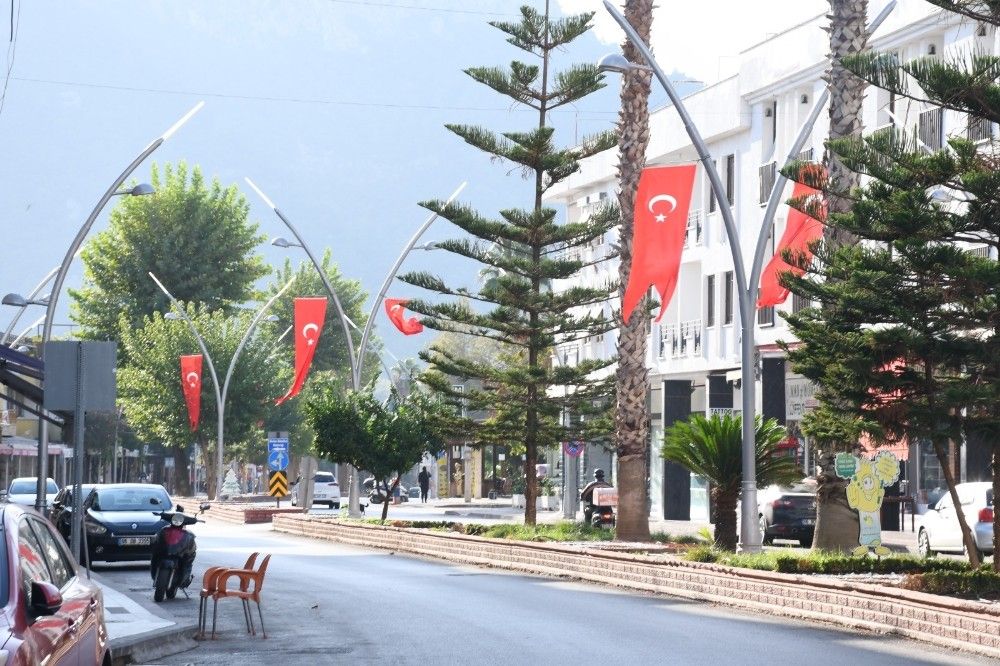 Kemer Türk bayraklarıyla süslendi