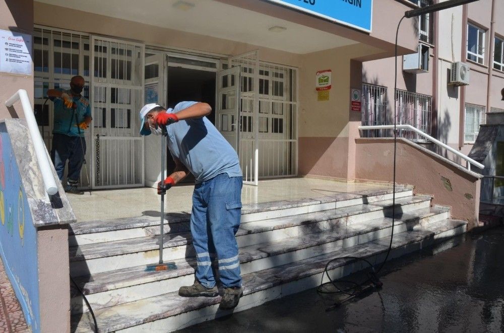 Kuşadası'nda okullar ilk ders zili öncesi dezenfekte edildi
