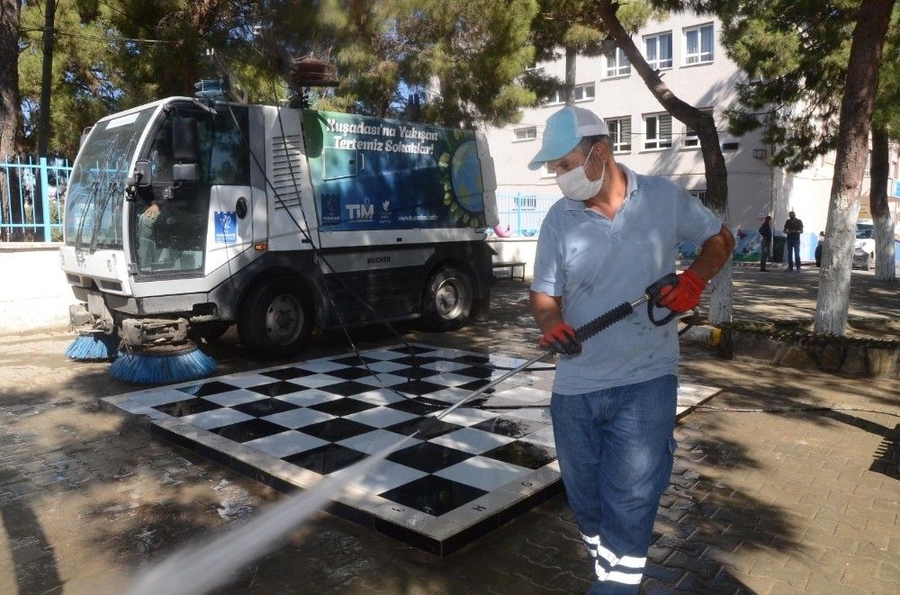 Kuşadası'nda okullar ilk ders zili öncesi dezenfekte edildi