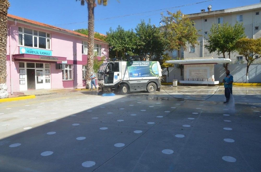 Kuşadası'nda okullar ilk ders zili öncesi dezenfekte edildi