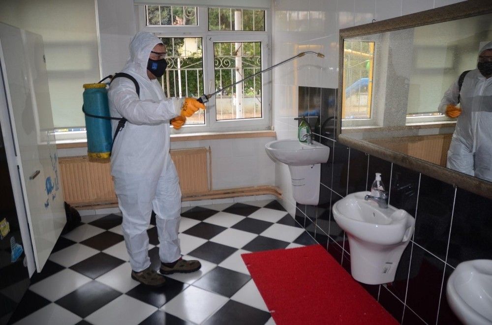 Kuşadası'nda okullar ilk ders zili öncesi dezenfekte edildi