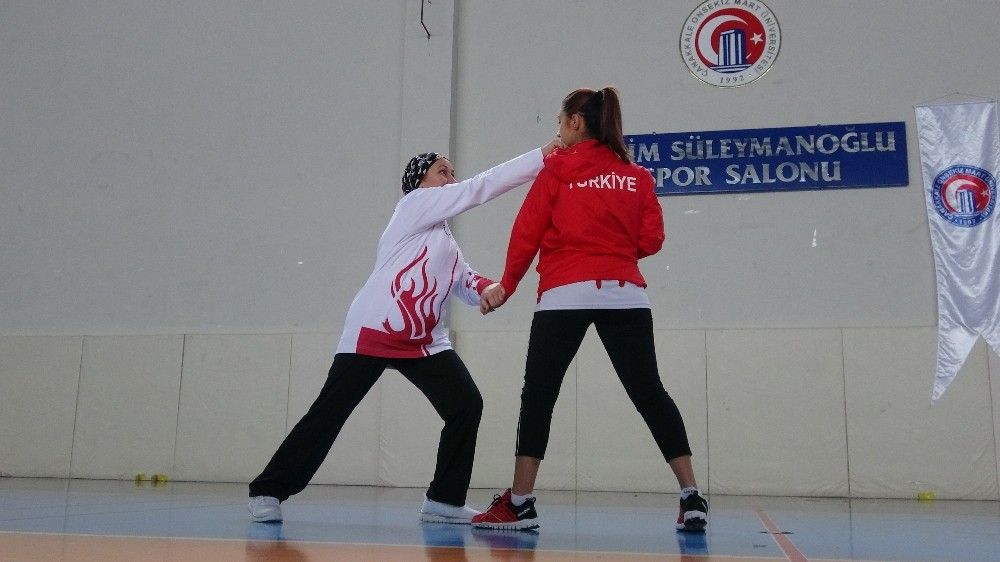 Milli sporcu olan anne ile kızı aynı fakültede eğitim görüyor