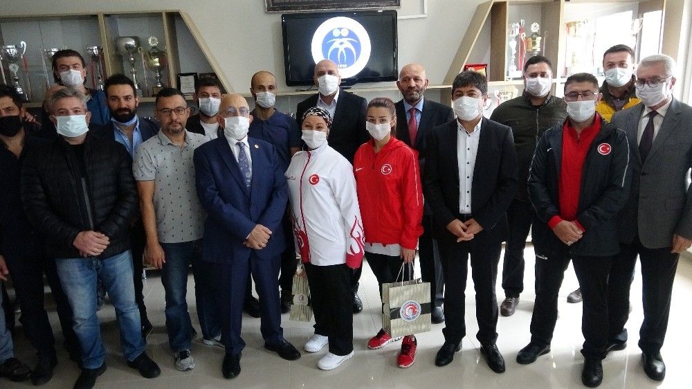 Milli sporcu olan anne ile kızı aynı fakültede eğitim görüyor