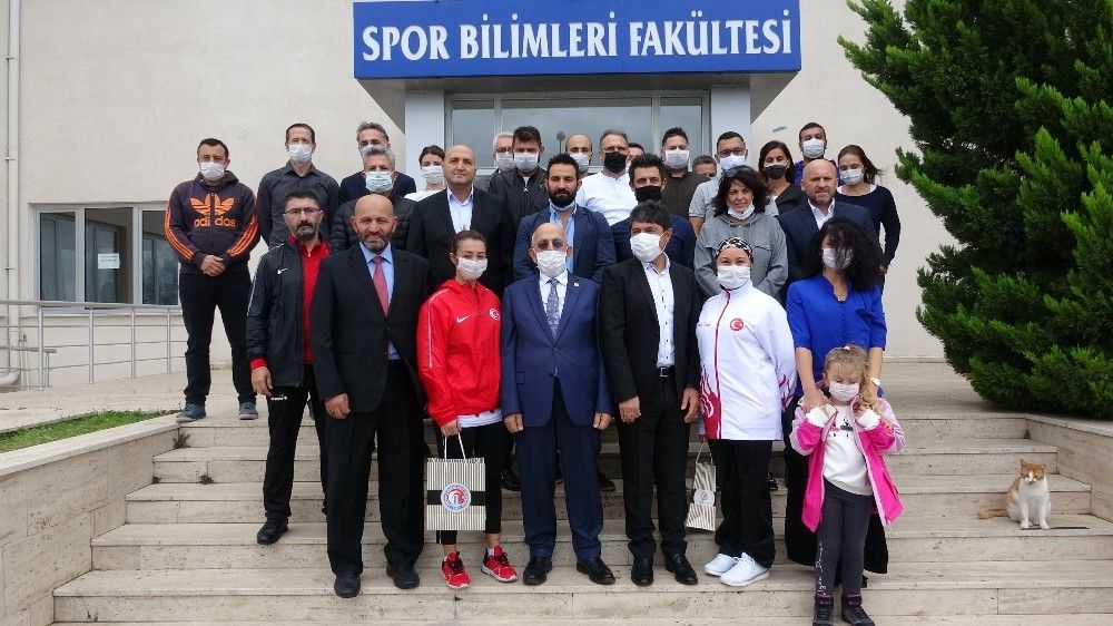 Milli sporcu olan anne ile kızı aynı fakültede eğitim görüyor