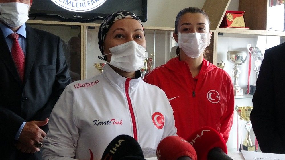 Milli sporcu olan anne ile kızı aynı fakültede eğitim görüyor