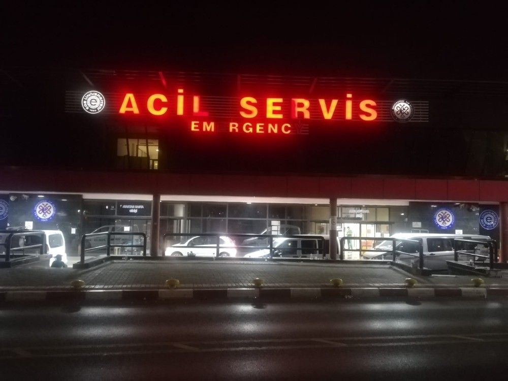Önce doktorları sonra hastane polisini dövdüler