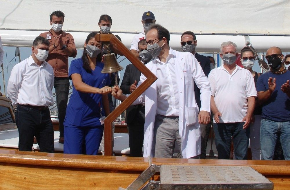 Sağlık çalışanları için denizin ortasına dev kalp çizdiler