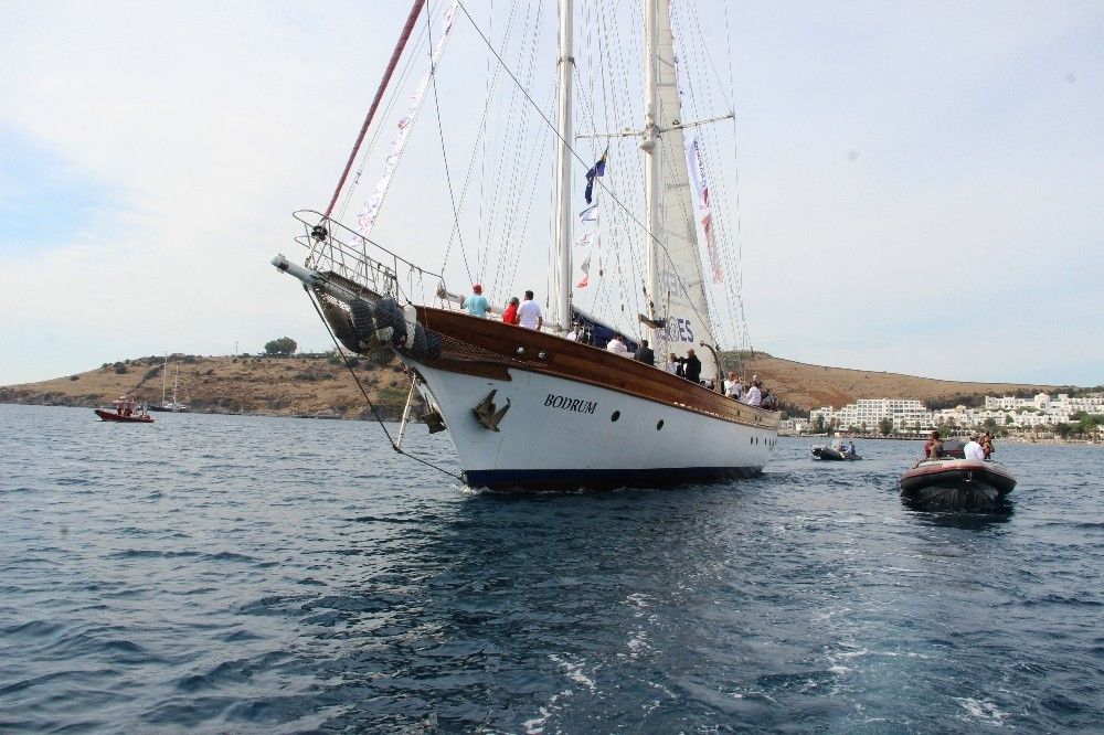 Sağlık çalışanları için denizin ortasına dev kalp çizdiler