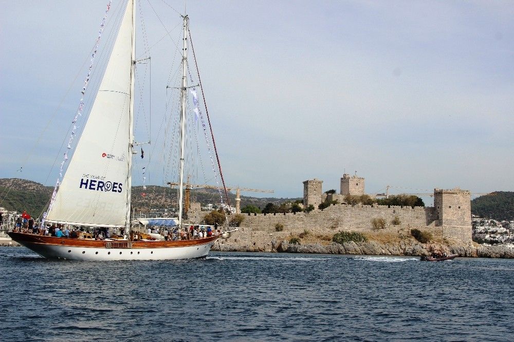 Sağlık çalışanları için denizin ortasına dev kalp çizdiler
