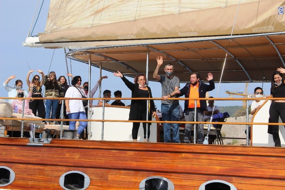 Sağlık çalışanları için denizin ortasına dev kalp çizdiler