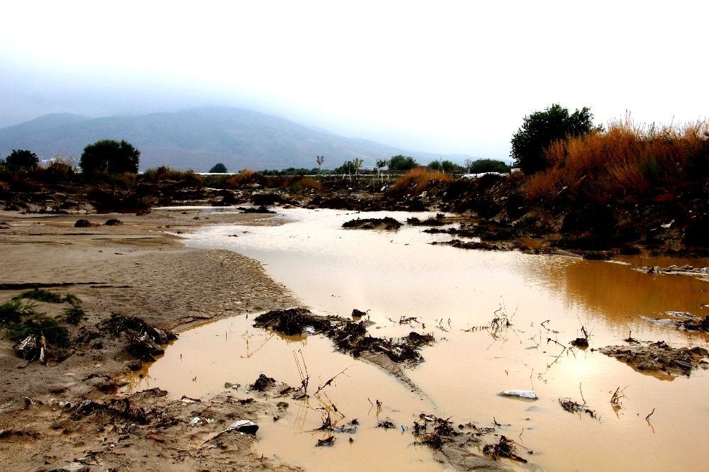 Sarıgöl'de sel zarara yol açtı