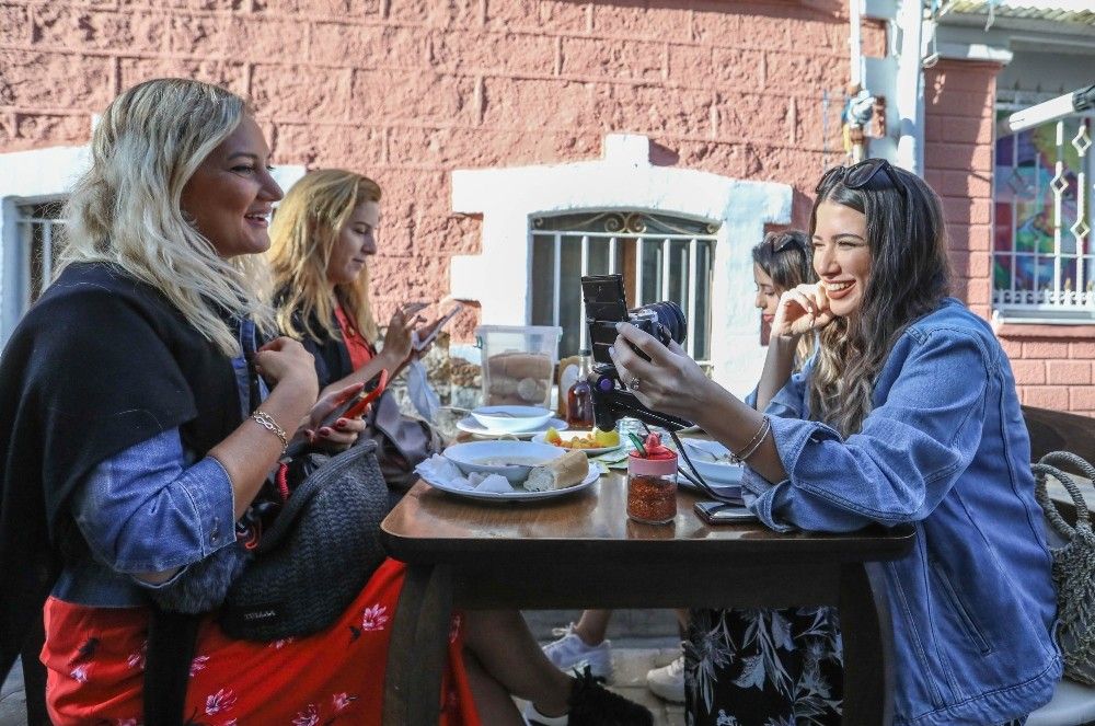 Sosyal medya fenomenleri Buca sokaklarında