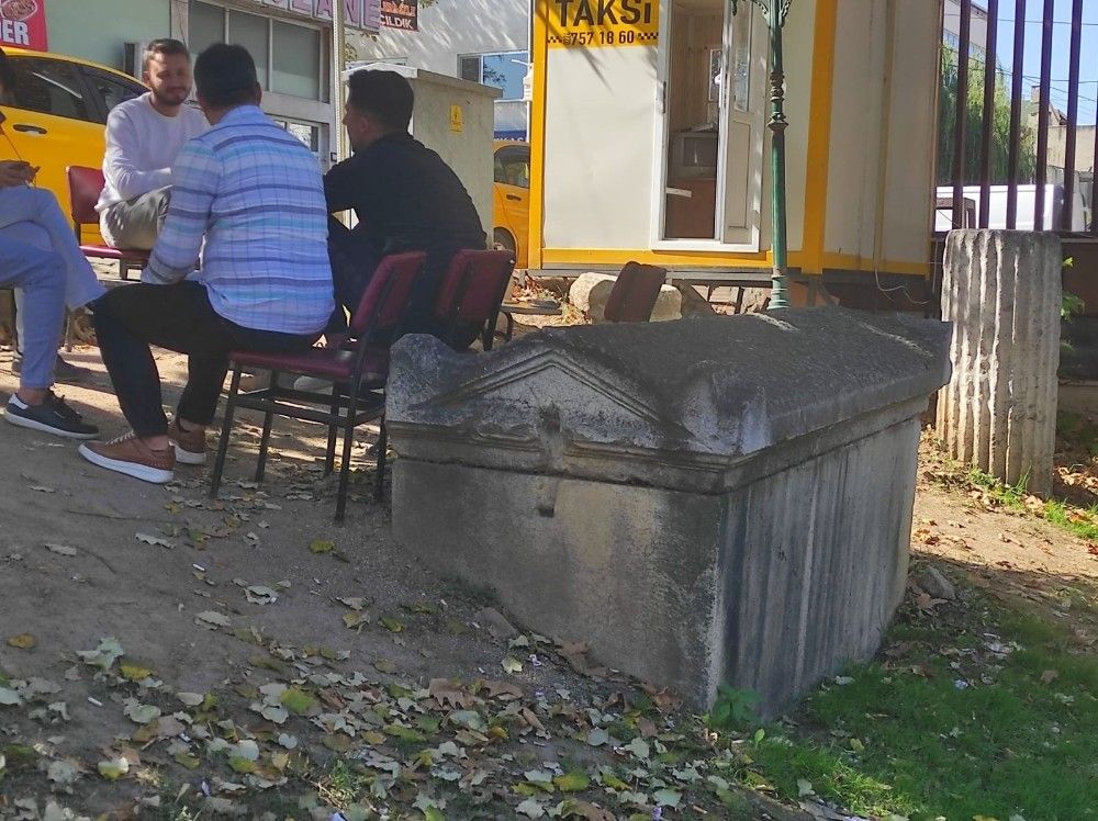 Taksi durağında 2 bin yıllık lahit