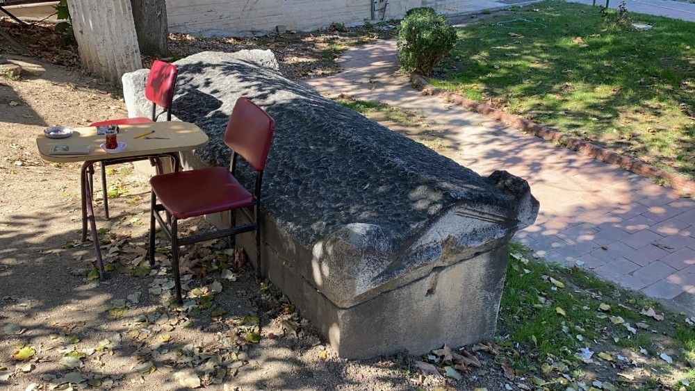 Taksi durağında 2 bin yıllık lahit