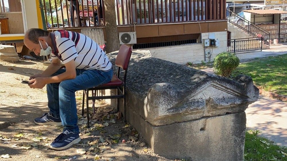 Taksi durağında 2 bin yıllık lahit