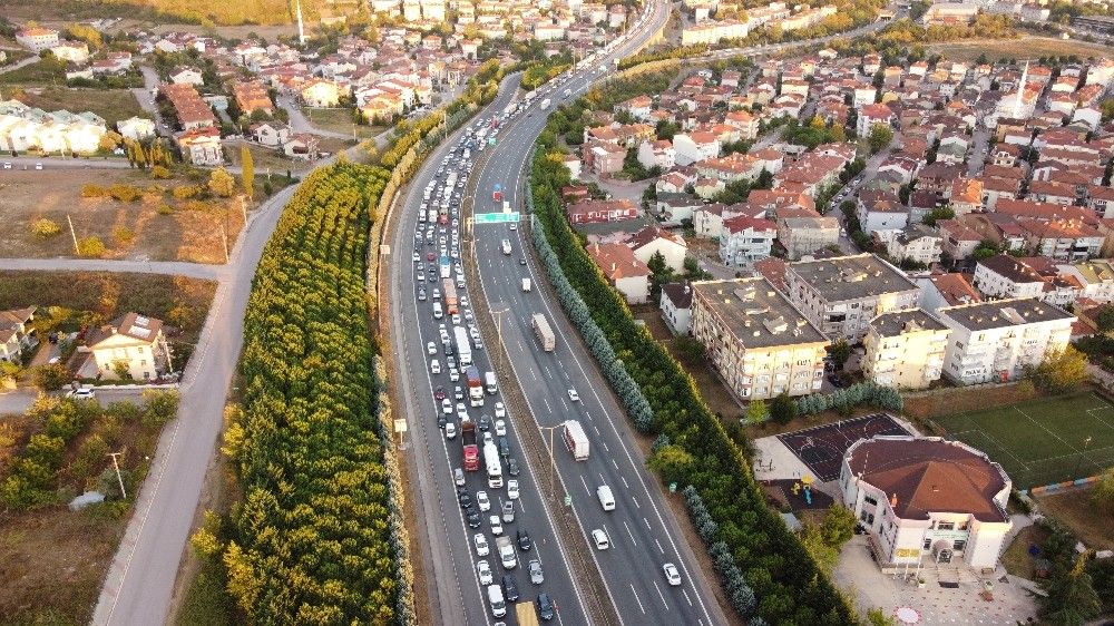 TEM'de lüks cipi taşıyan kurtarıcı devrildi