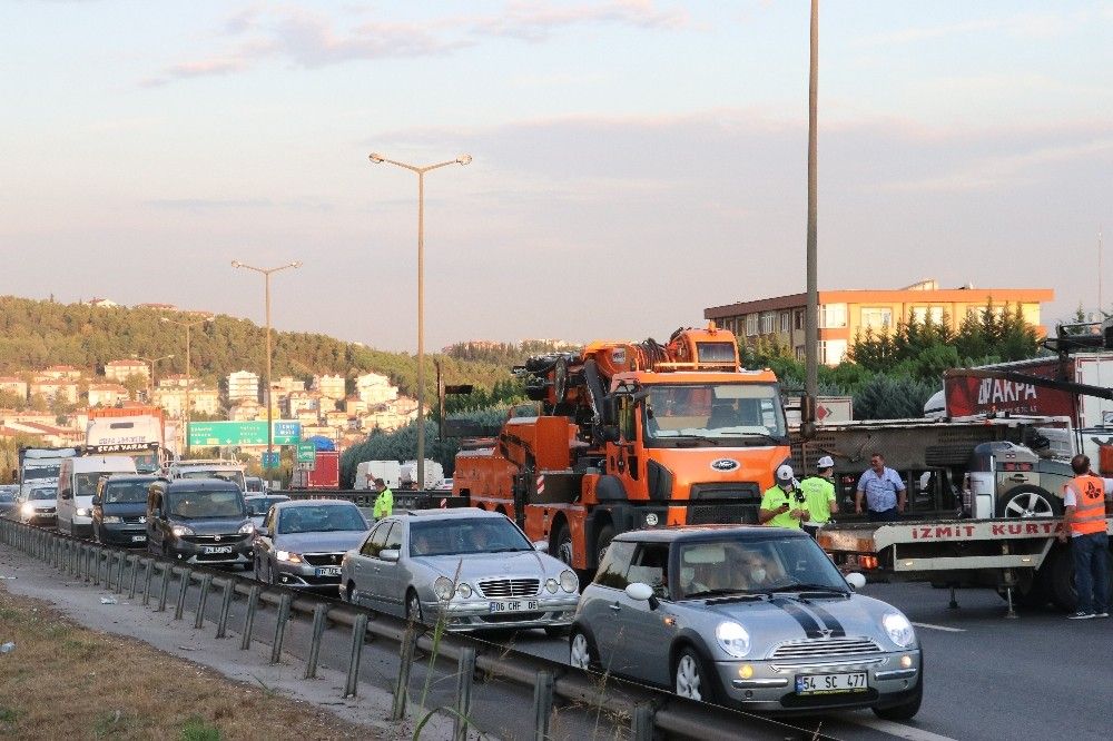 TEM'de lüks cipi taşıyan kurtarıcı devrildi