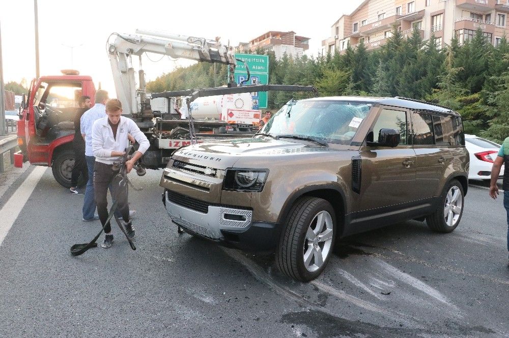 TEM'de lüks cipi taşıyan kurtarıcı devrildi
