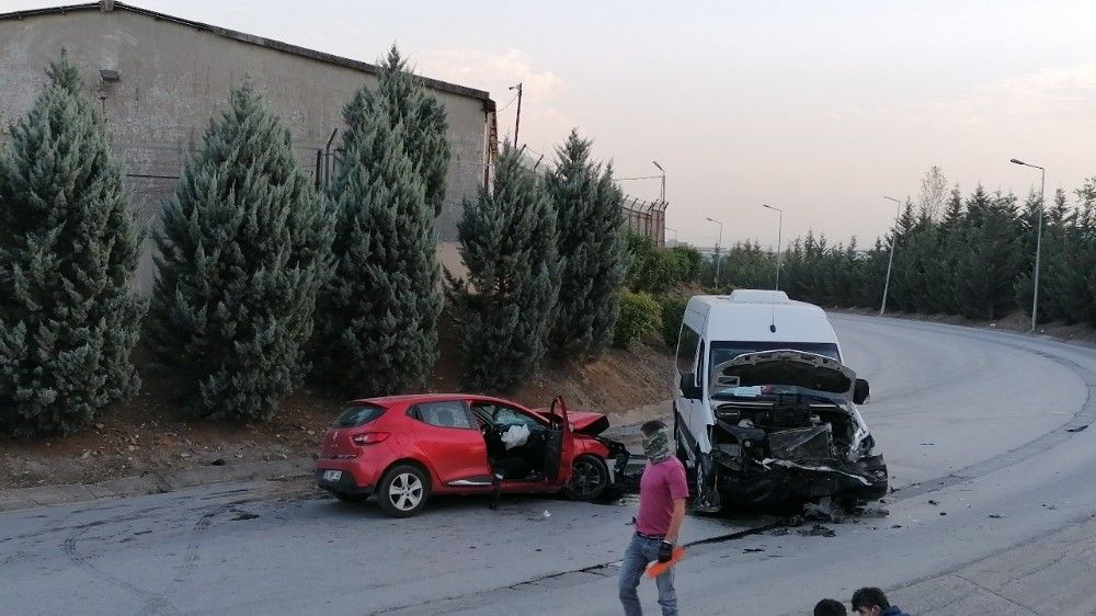 Ters yönde ilerleyen minibüs, otomobille çarpıştı: 2 yaralı