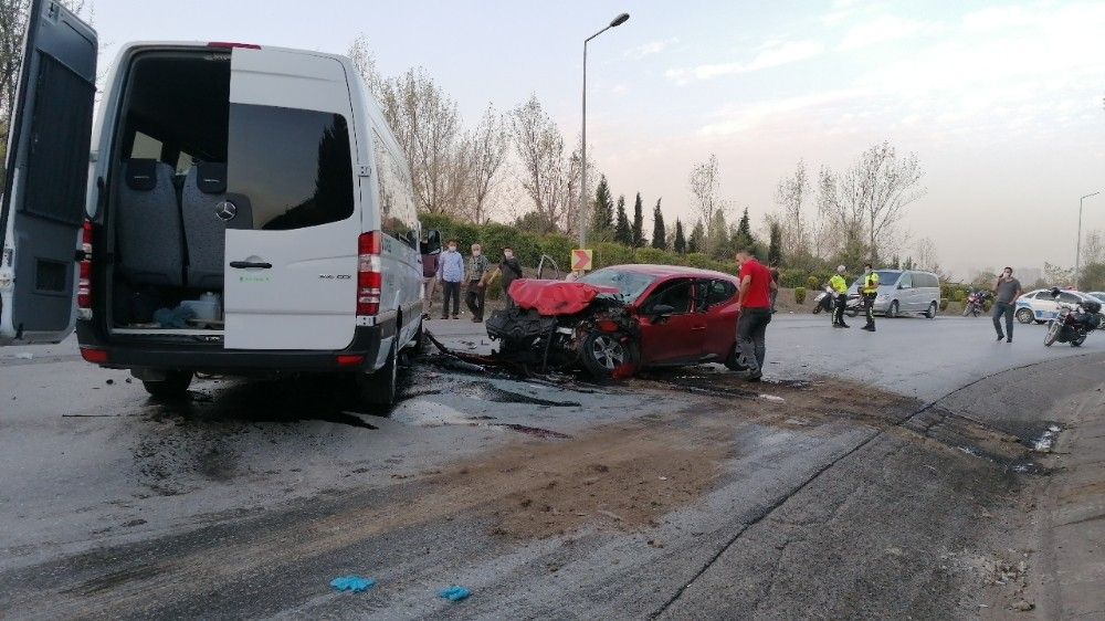 Ters yönde ilerleyen minibüs, otomobille çarpıştı: 2 yaralı