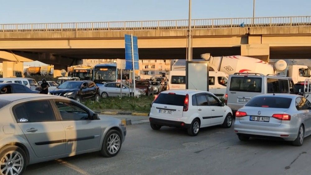 Trafikte asker eğlencesi yaptılar