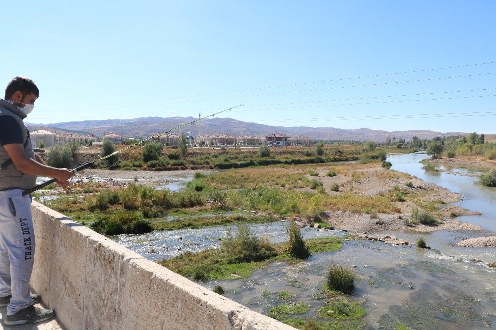 Türkiye'nin en uzun nehrinde su seviyesi düştü