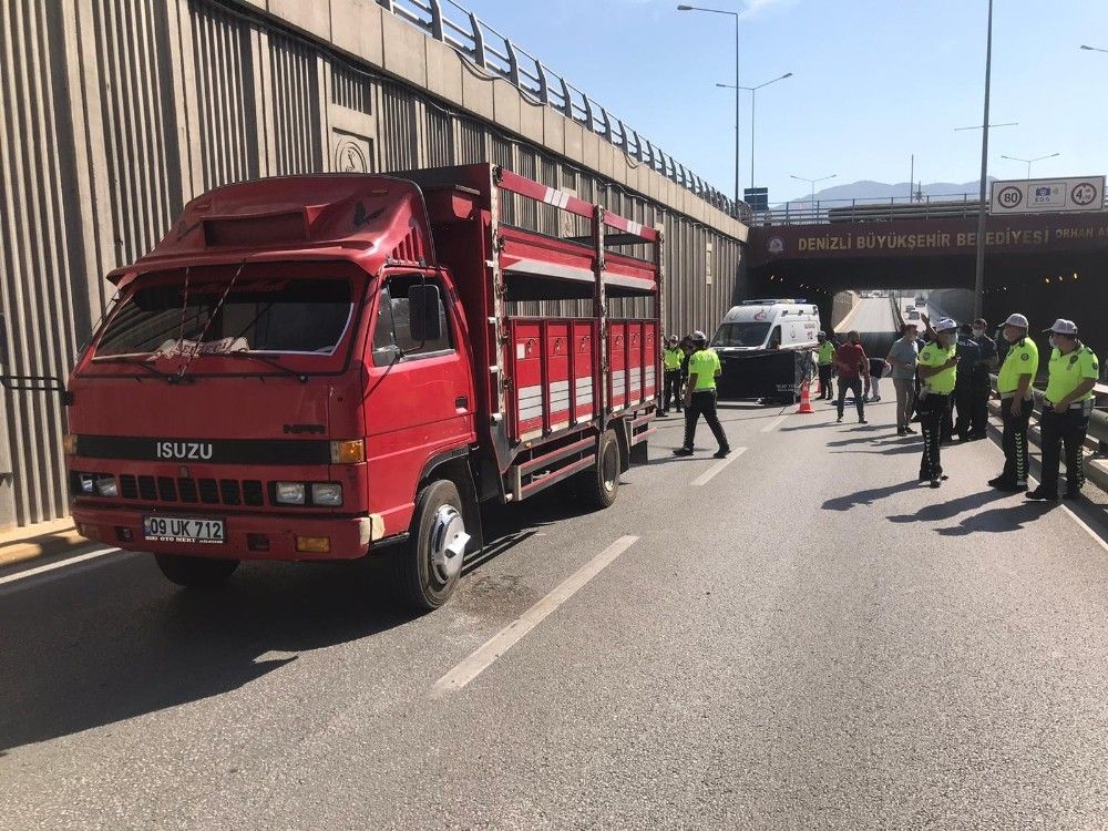 Üst geçitten düşen gence kamyon çarptı, öldü...