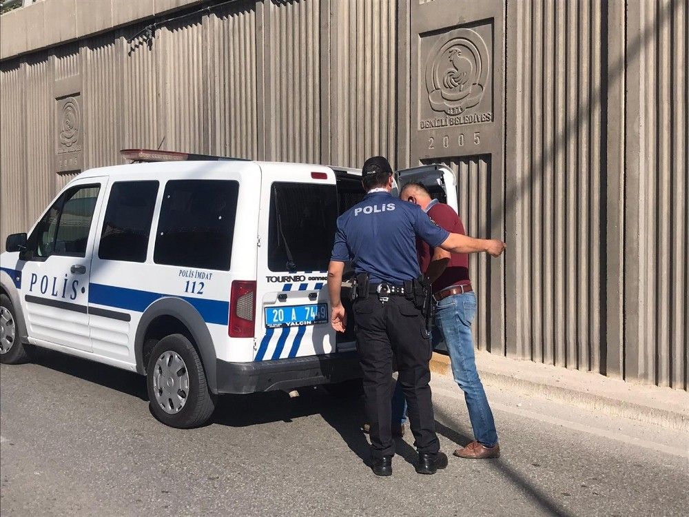 Üst geçitten düşen gence kamyon çarptı, öldü...