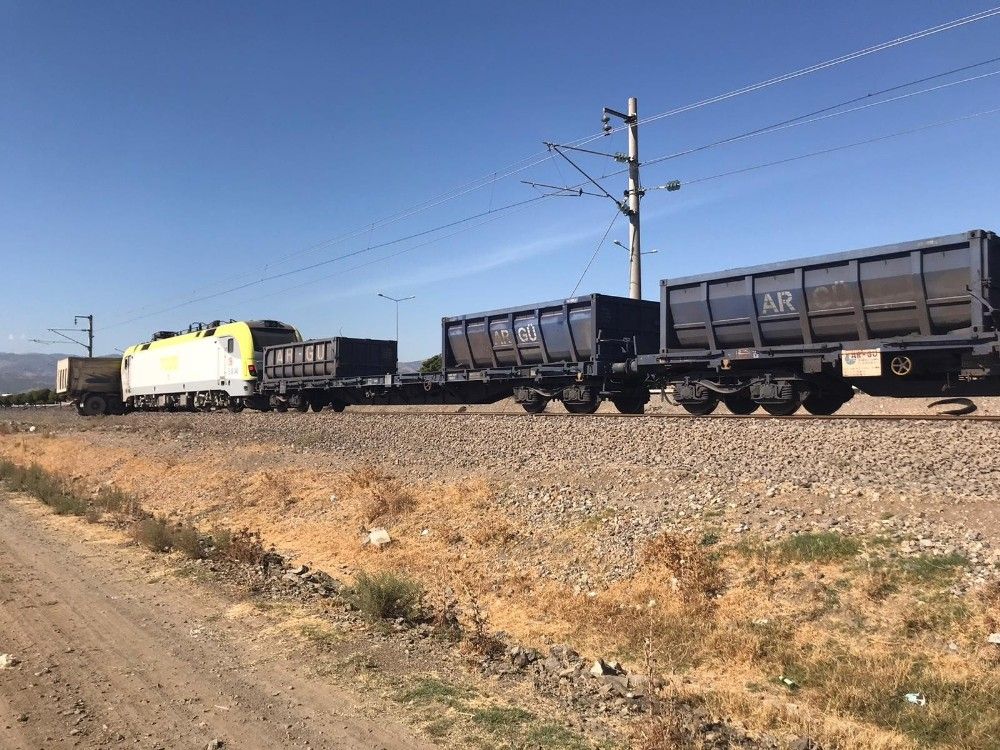 Yük treni kamyonu biçti: 1 ölü