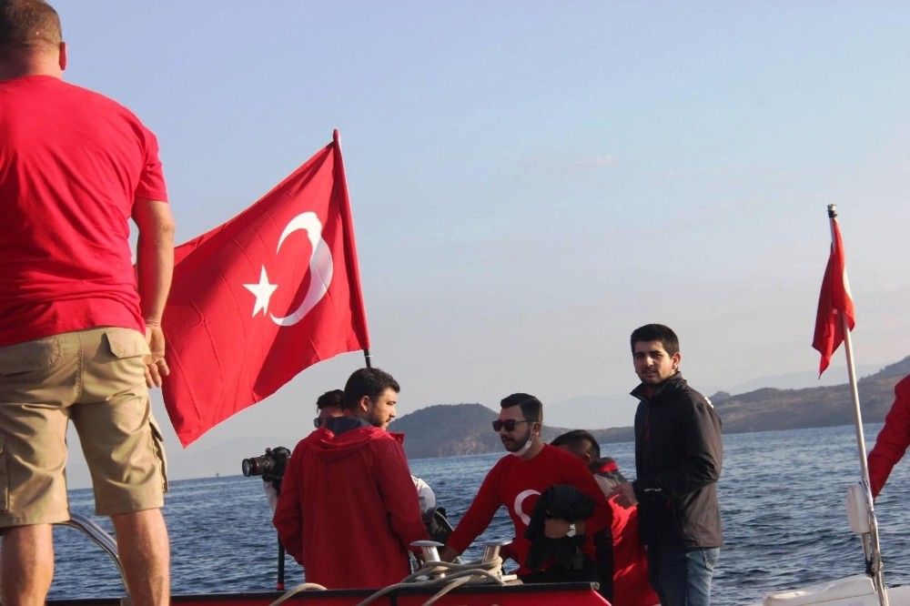 Yunan adalarına karşı dev Türk bayrağı astılar