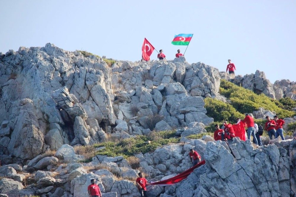 Yunan adalarına karşı dev Türk bayrağı astılar