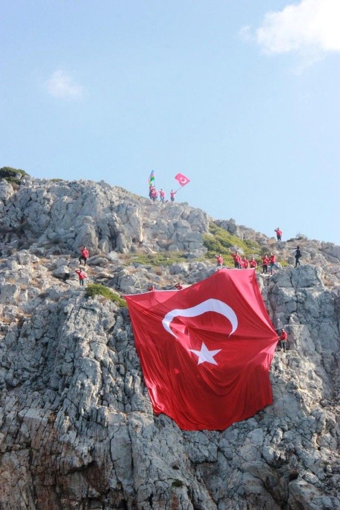 Yunan adalarına karşı dev Türk bayrağı astılar