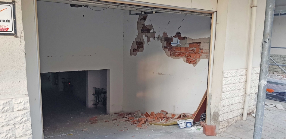 Karşıyaka'da 21 ağır, 38 orta hasarlı bina var