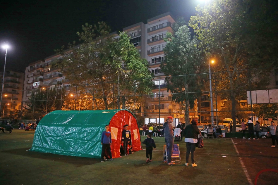 Karşıyaka'da 21 ağır, 38 orta hasarlı bina var