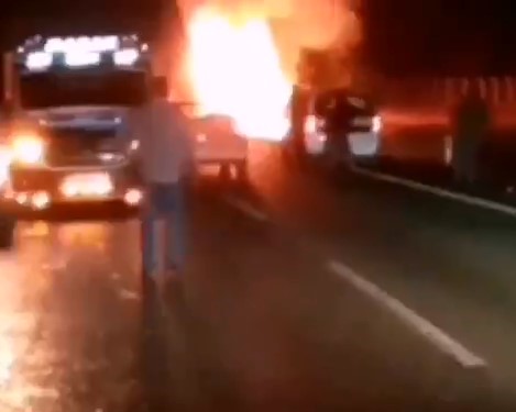 İzmir'de dehşet! Çarpışan araç yanıyor