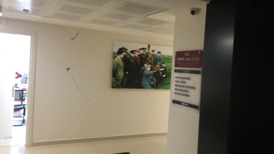 Hasar gördü! İzmir Valiliği için tahliye kararı