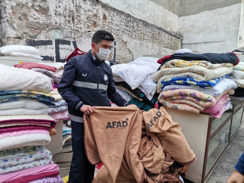 Deprem yardımları bitpazarında satılıyor