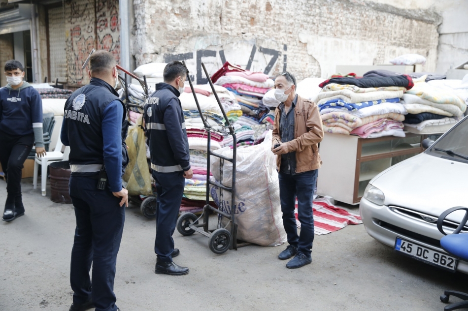 Deprem yardımları bitpazarında satılıyor