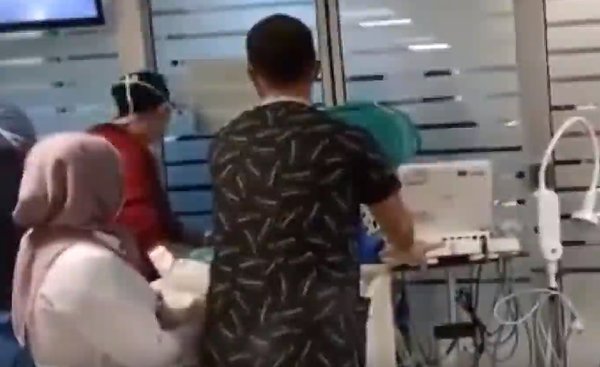 Sağlık çalışanları barikat kurdu, canlarını kurtardı
