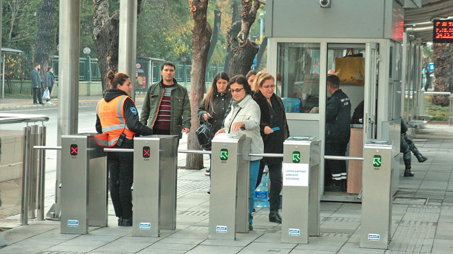 Tramvay duraklarında tuvalet eziyeti