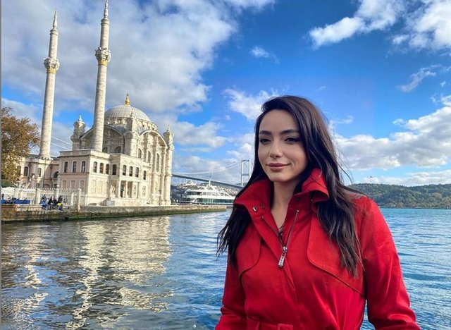 Öykü Gürman, babasına gönderme yaptı