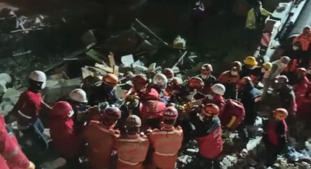 70 yaşında, enkazdan 34 saat sonra böyle kurtarıldı